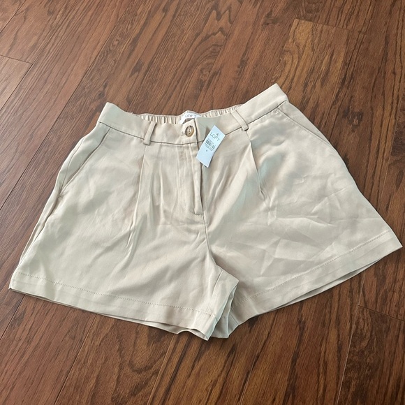 LOFT Pants - Brand New with Tags!  Loft Khaki Pleated Shorts  Size: 6